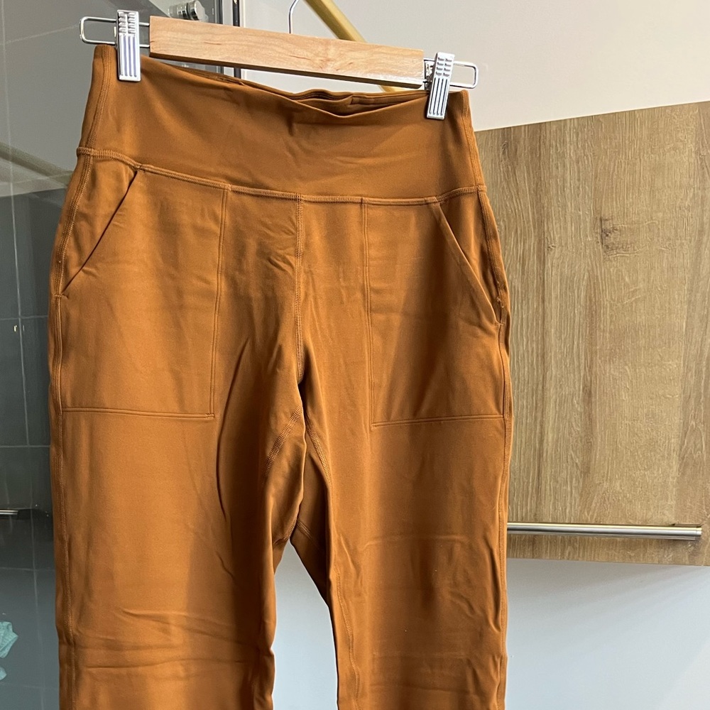 Lululemon align joggers color roasted brown size 6 
Good condition